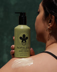 Woman applying Nopalera cactus body cream Bosque Místico on shoulder.